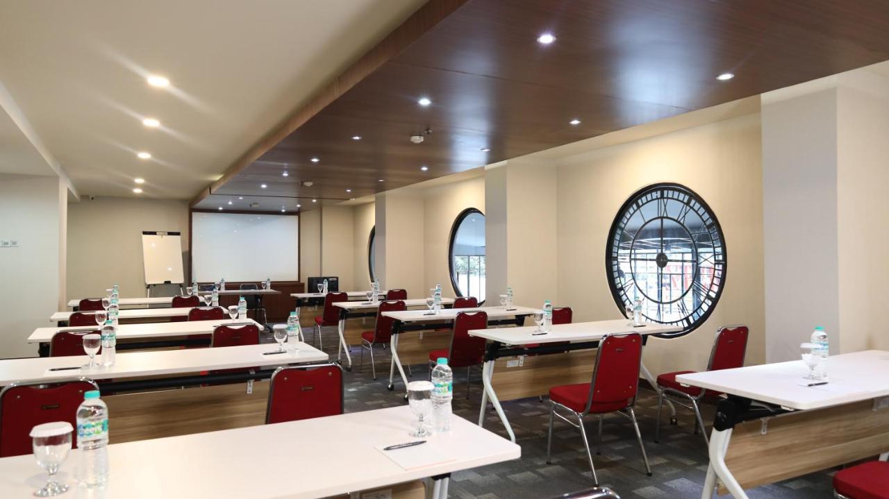 Moritz Hotel Rsab Harapan Kita Джакарта Екстериор снимка