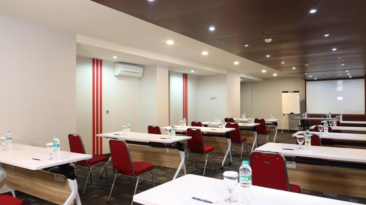 Moritz Hotel Rsab Harapan Kita Джакарта Екстериор снимка